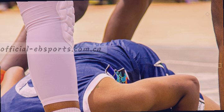 记分板显示红队3比2领先，计时器闪烁最后30秒。
